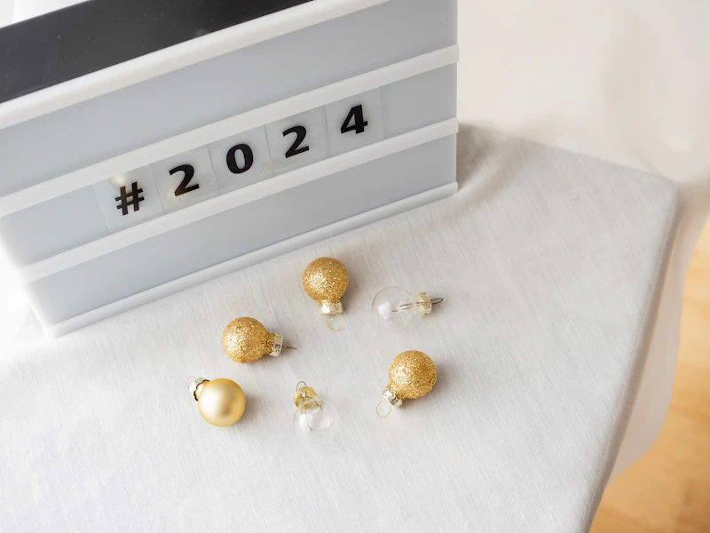 一张桌子上摆放着三只金色和白色的耳环，精致优雅