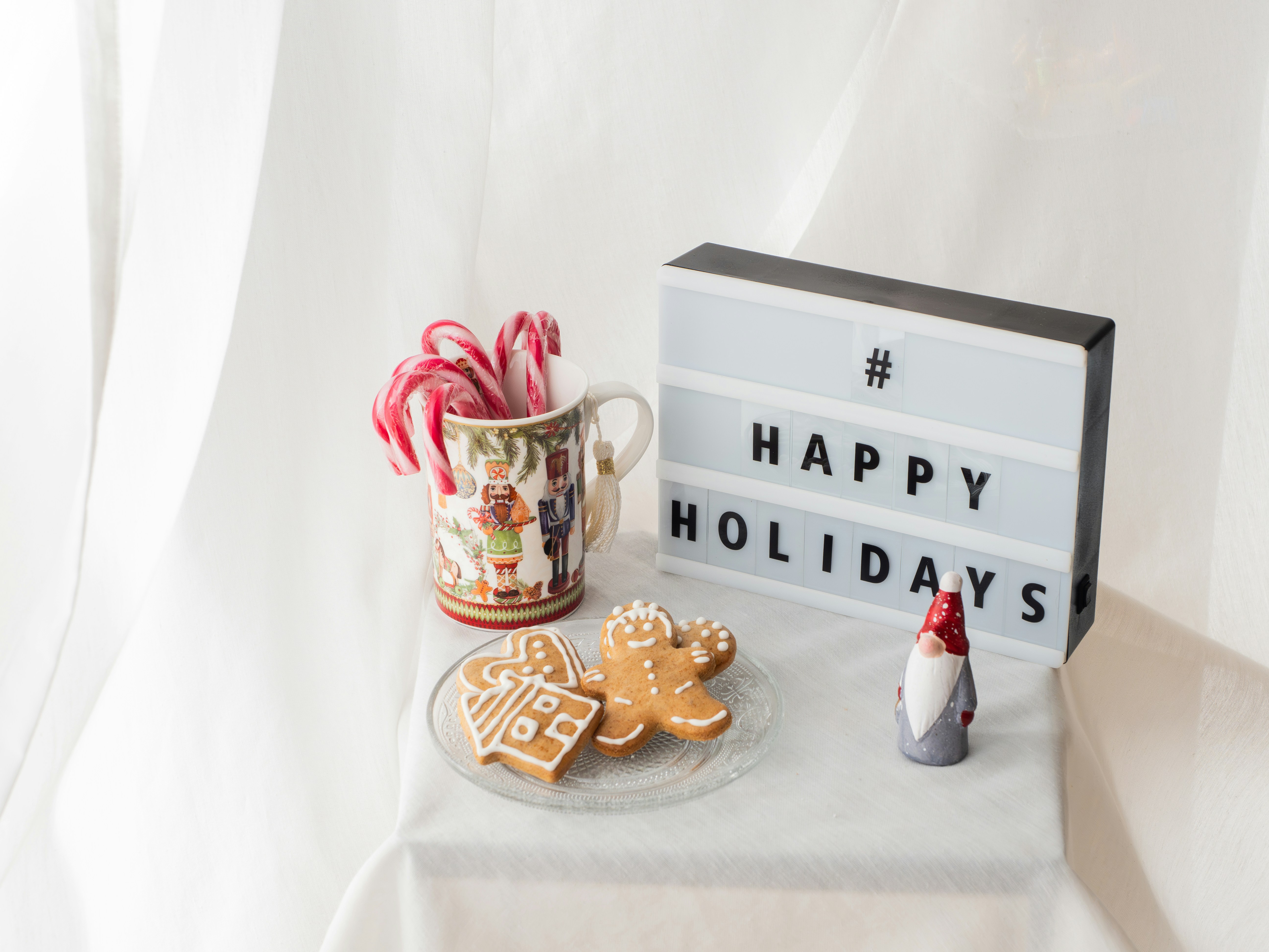 コーヒーとクッキーが置かれたテーブル