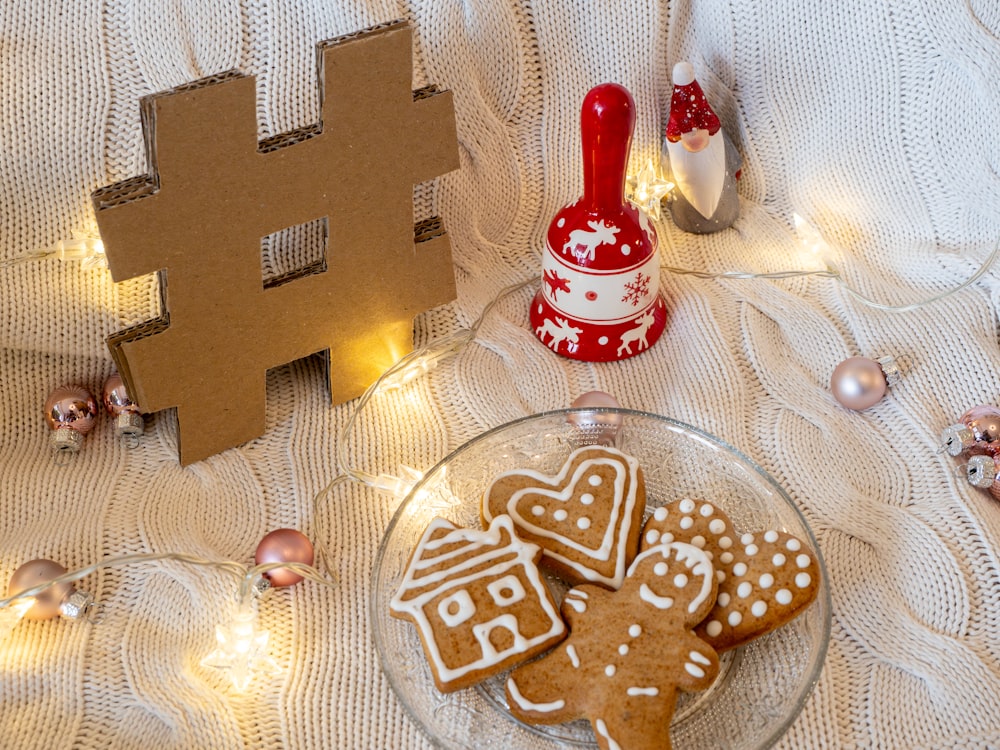 a plate of gingerbread cookies next to a letter h