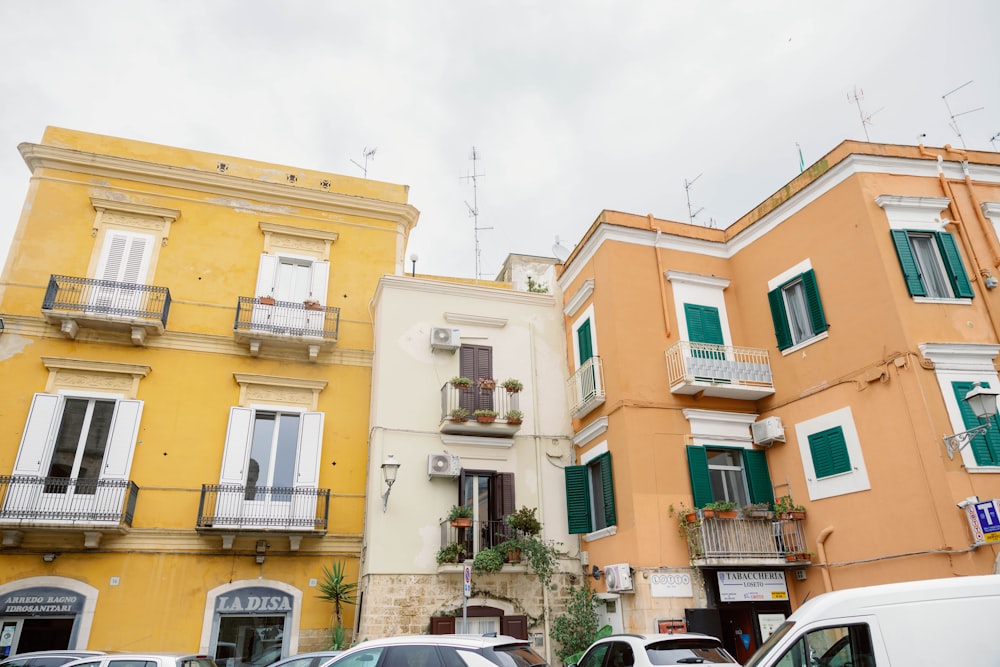 a group of cars parked in front of a building