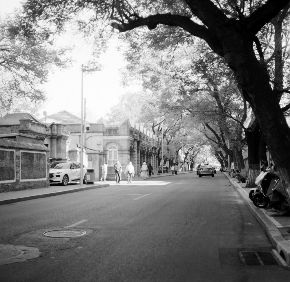 a black and white photo of a city street