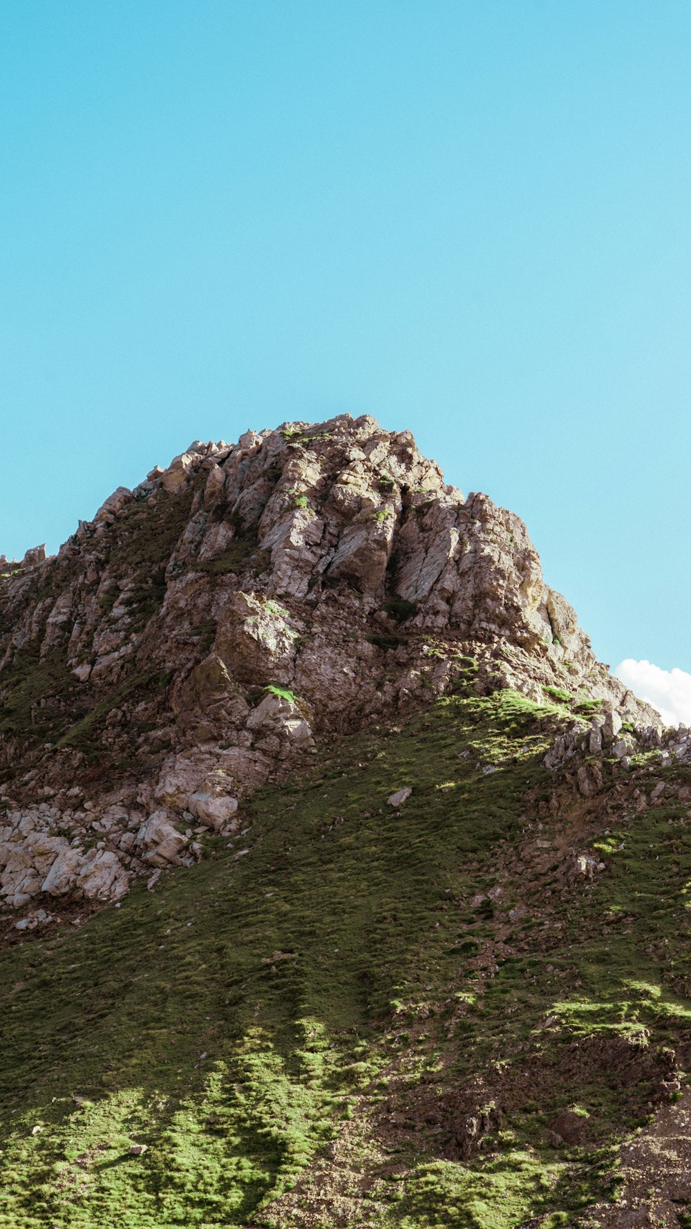 空を背景にしたとても高い山