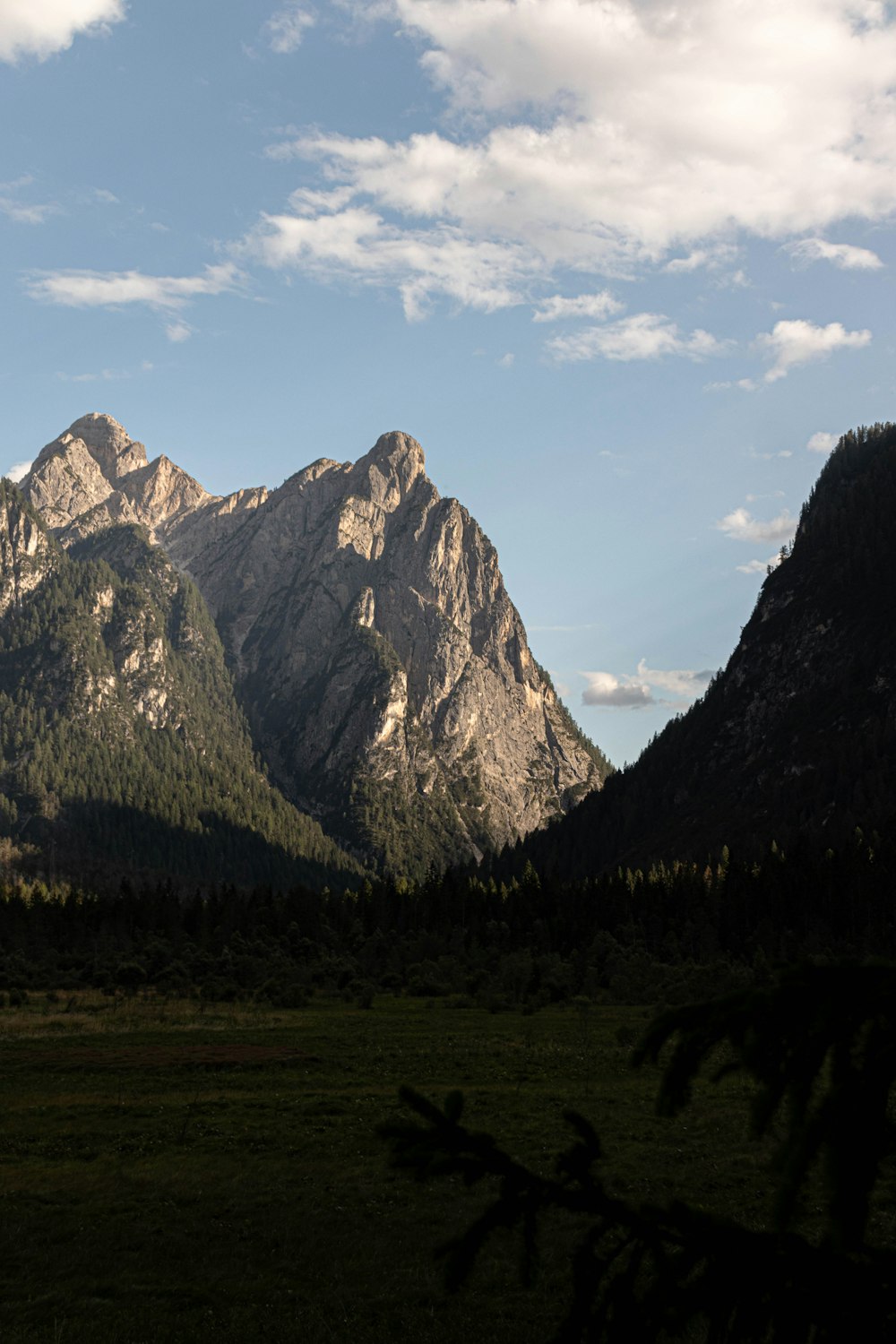 Una vista de una cadena montañosa en la distancia