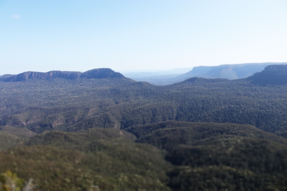 une vue d’une chaîne de montagnes depuis un avion