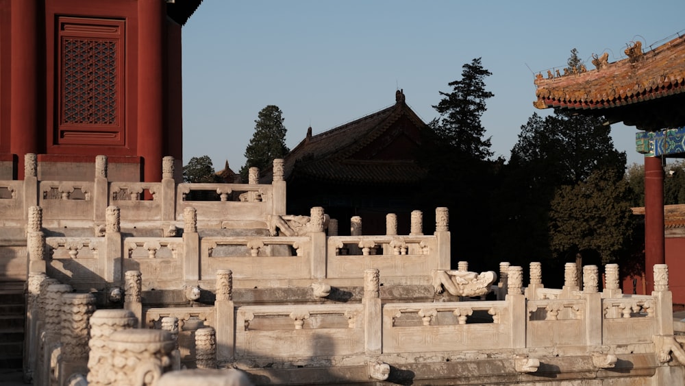 a building that has a bunch of pillars in front of it