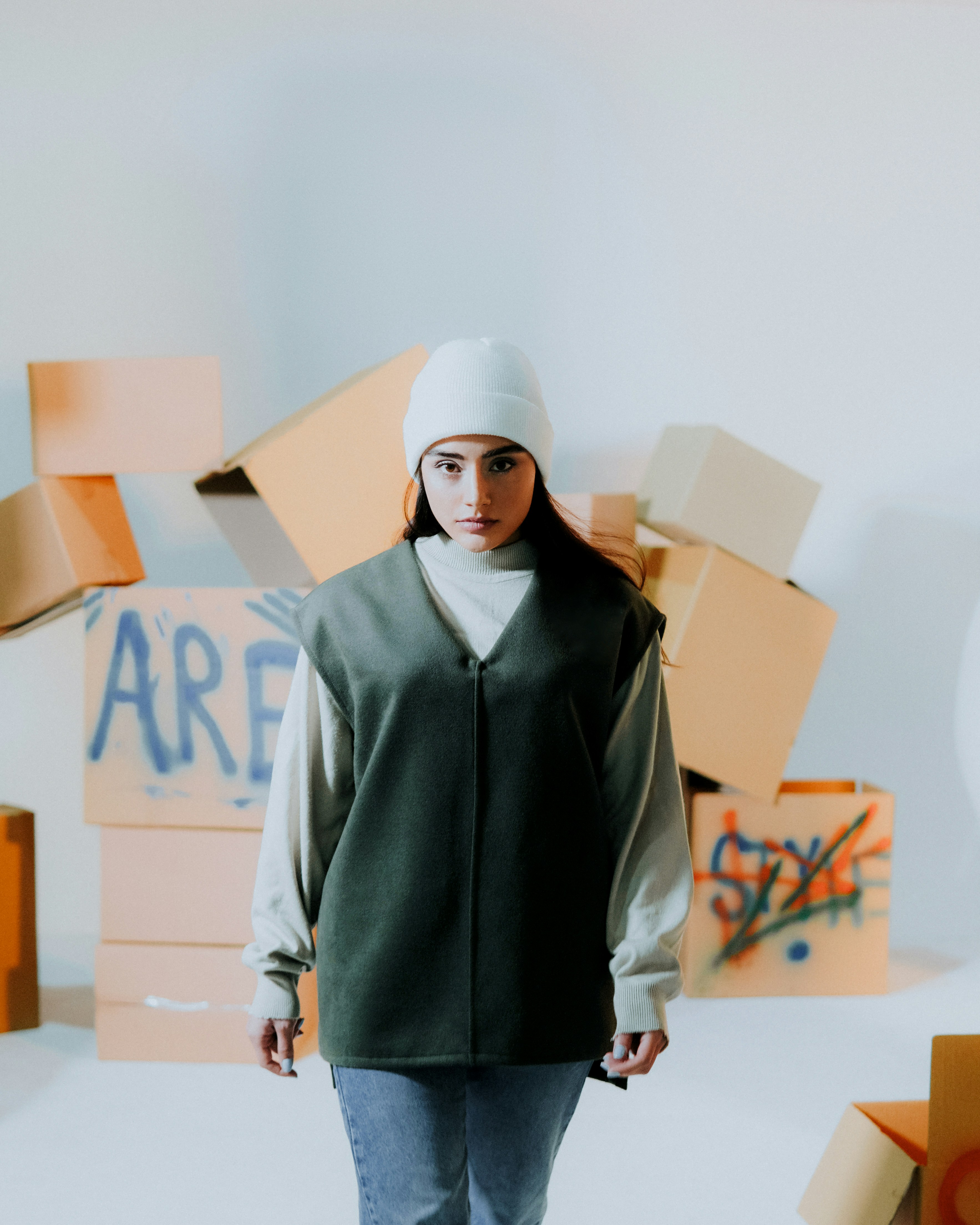 Eine Frau steht vor einem Stapel Kartons
