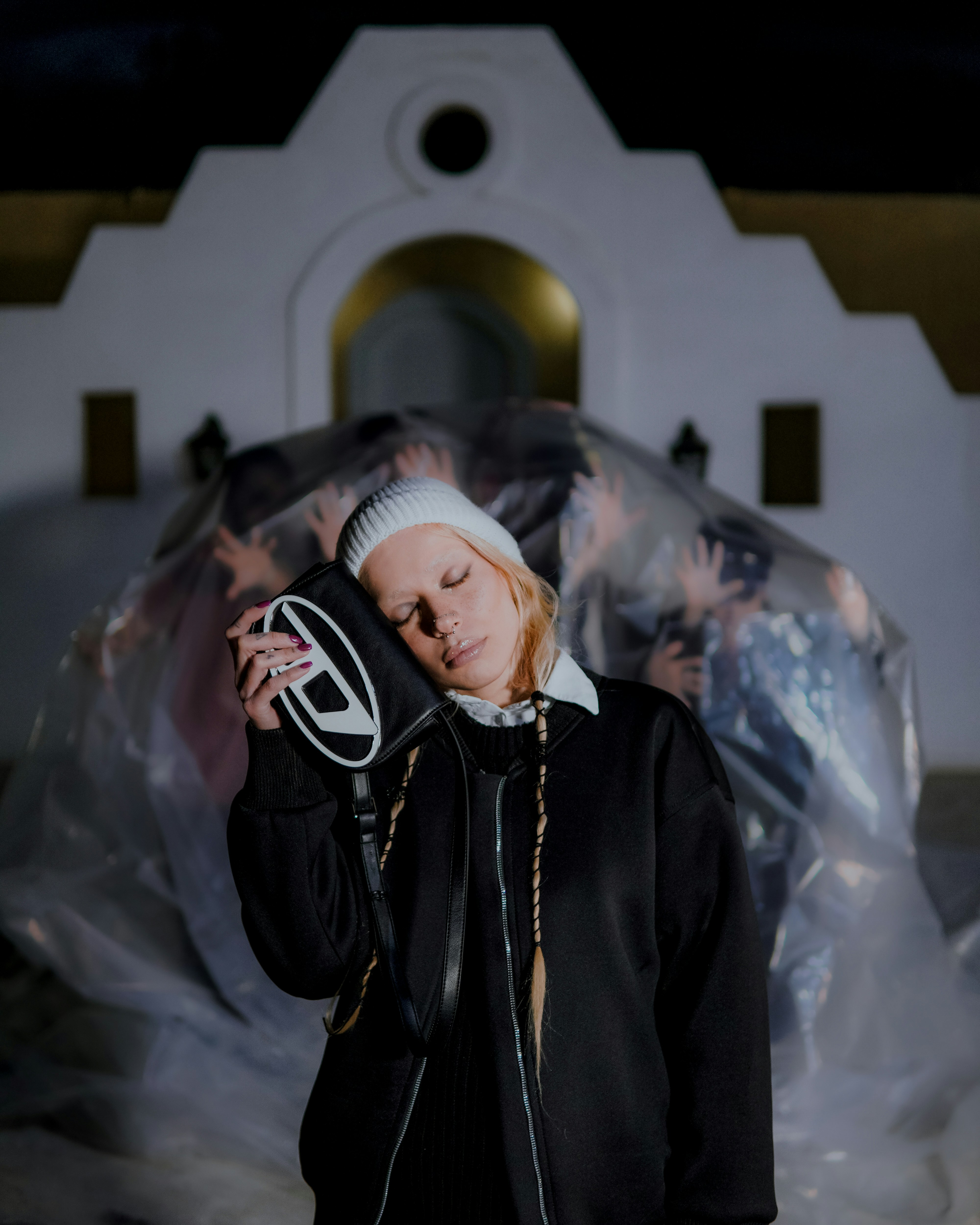 Eine Frau steht vor einem weißen Gebäude