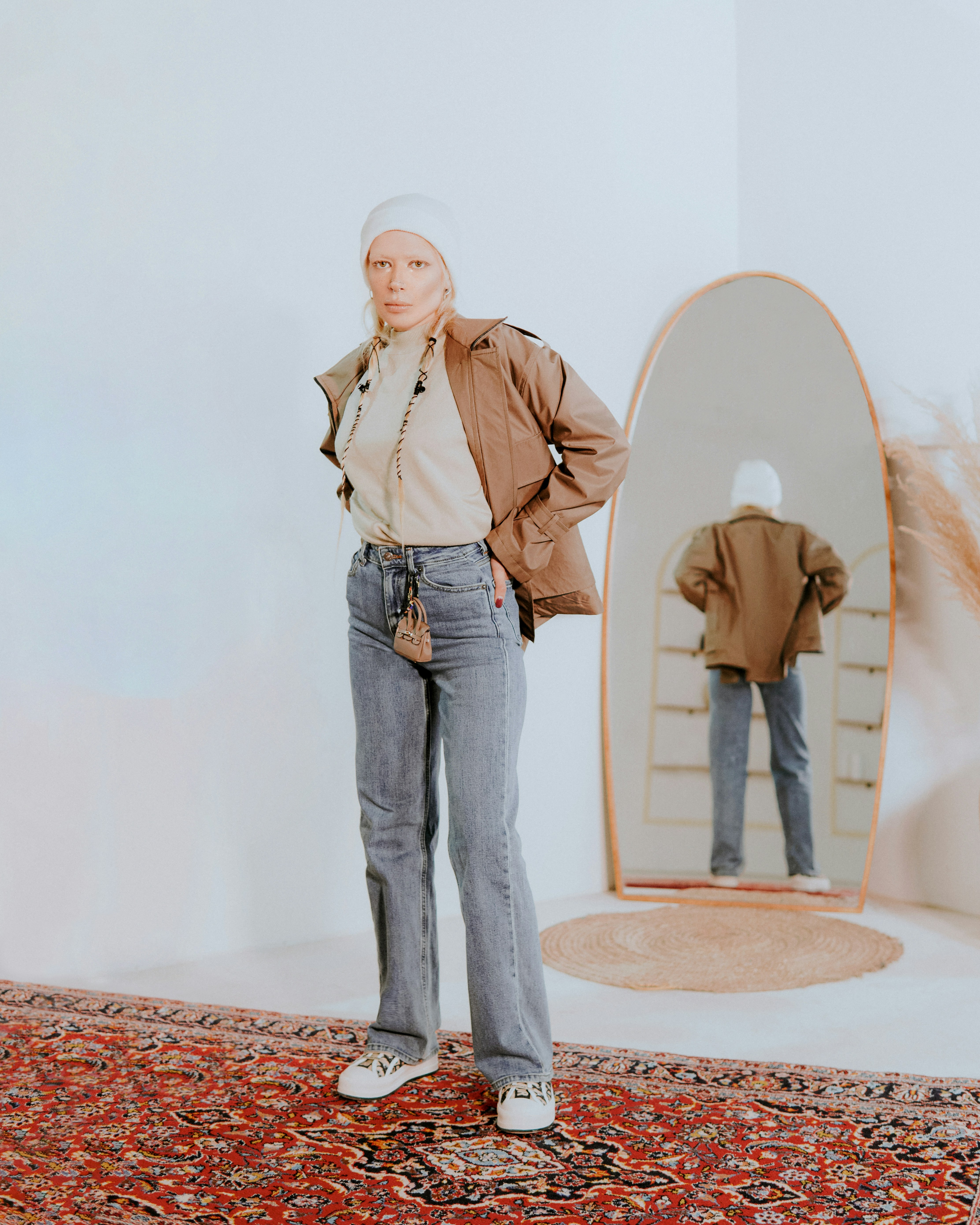 eine Frau, die vor einem Spiegel steht