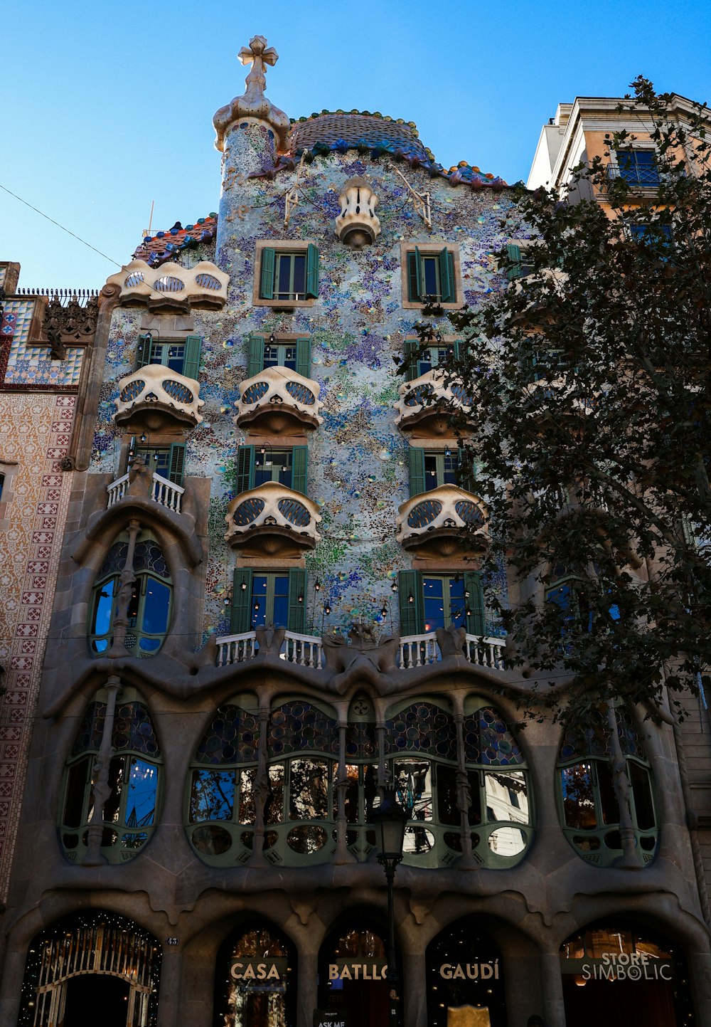 Un edificio alto con molte finestre e balconi