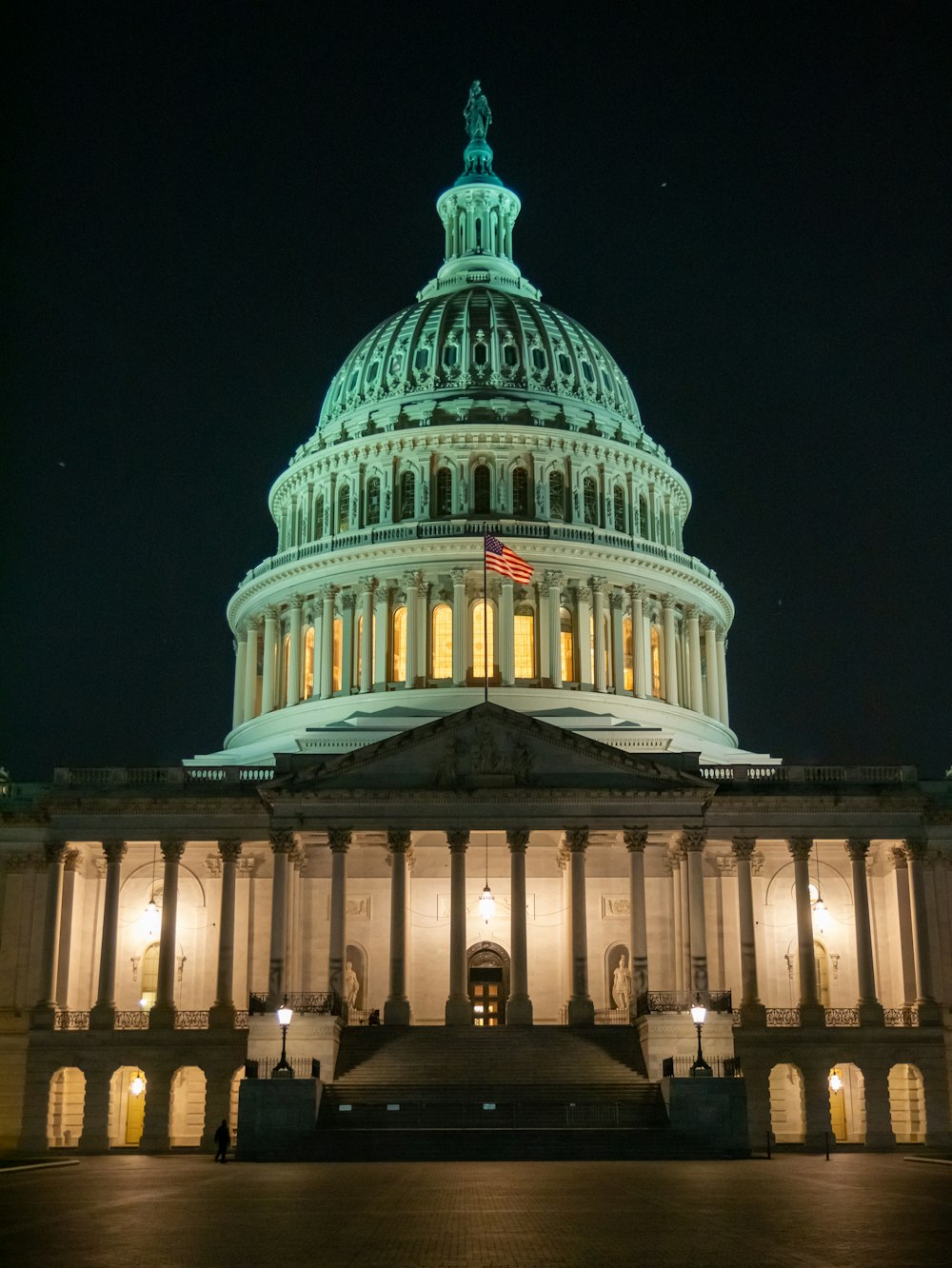 the dome of the u s capitol building lit up at night