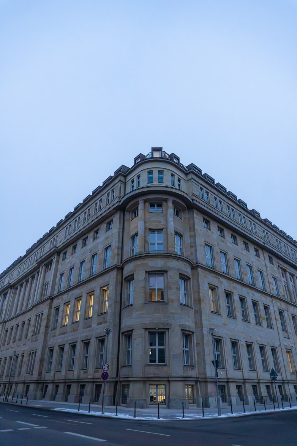 Un edificio muy alto sentado al costado de una carretera