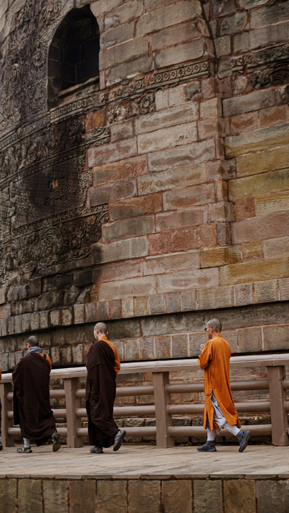 Un grupo de monjes caminando sobre un puente