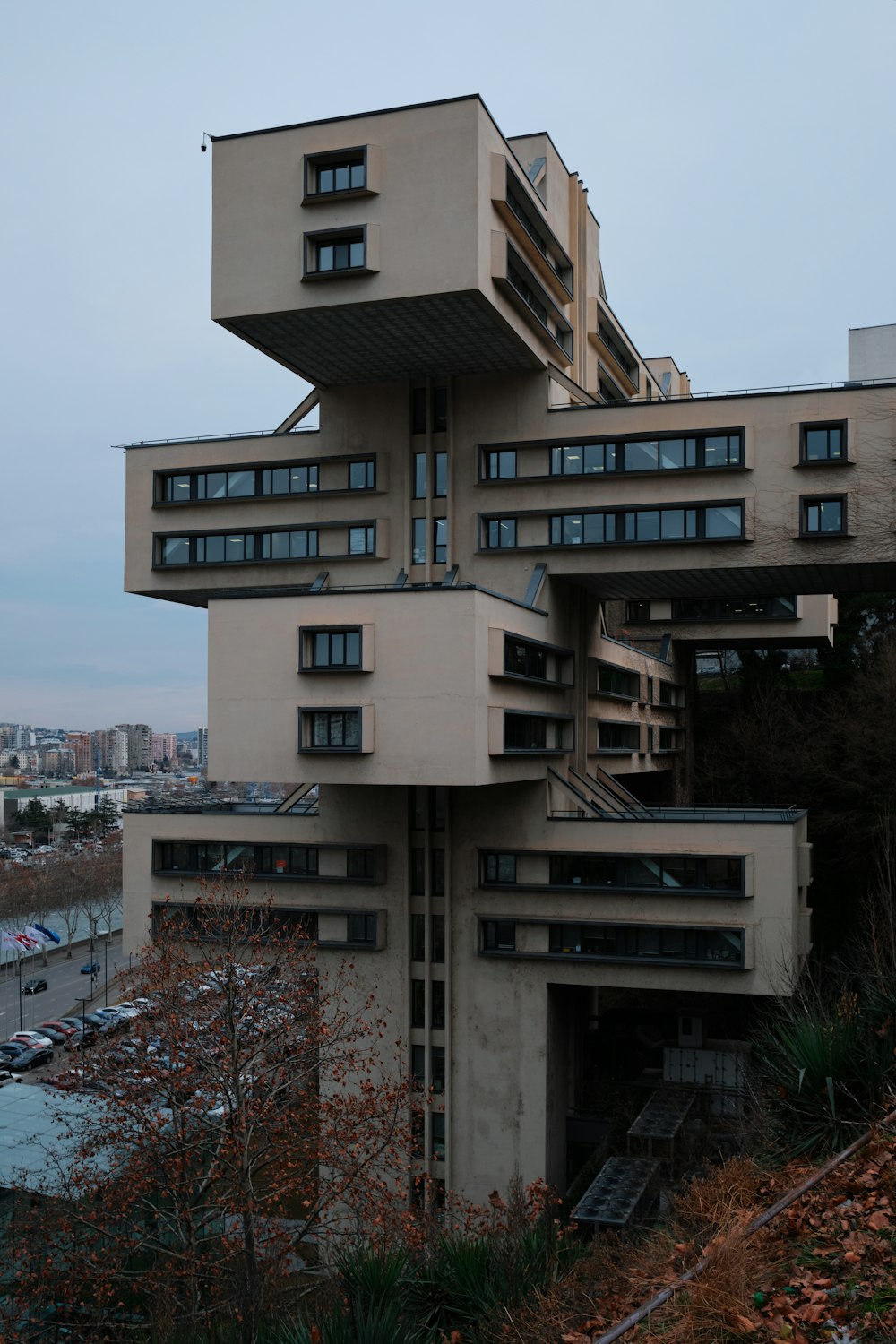 Un très grand bâtiment avec beaucoup de fenêtres