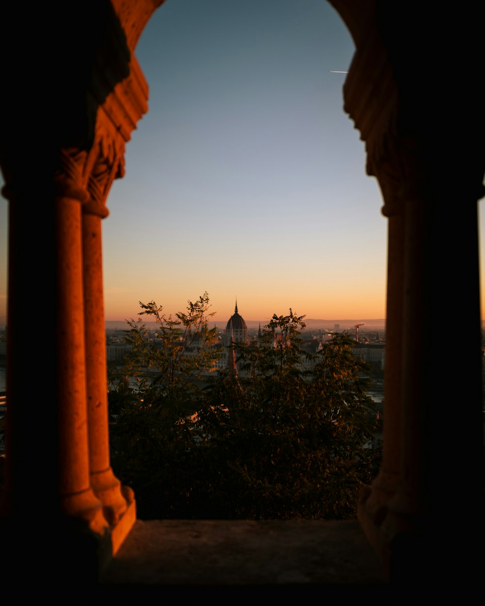 Una vista de una ciudad a través de un arco