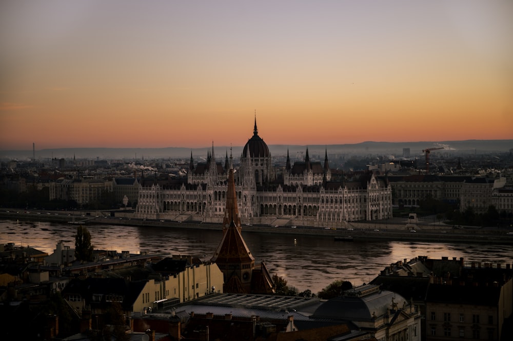 Blick auf eine Stadt und einen Fluss bei Sonnenuntergang
