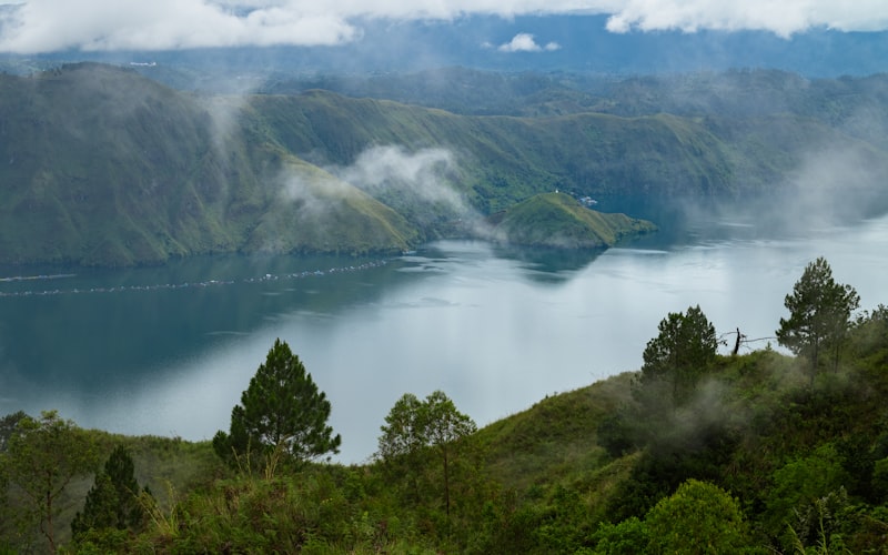 panorama kaldera danau toba saat pagi hari