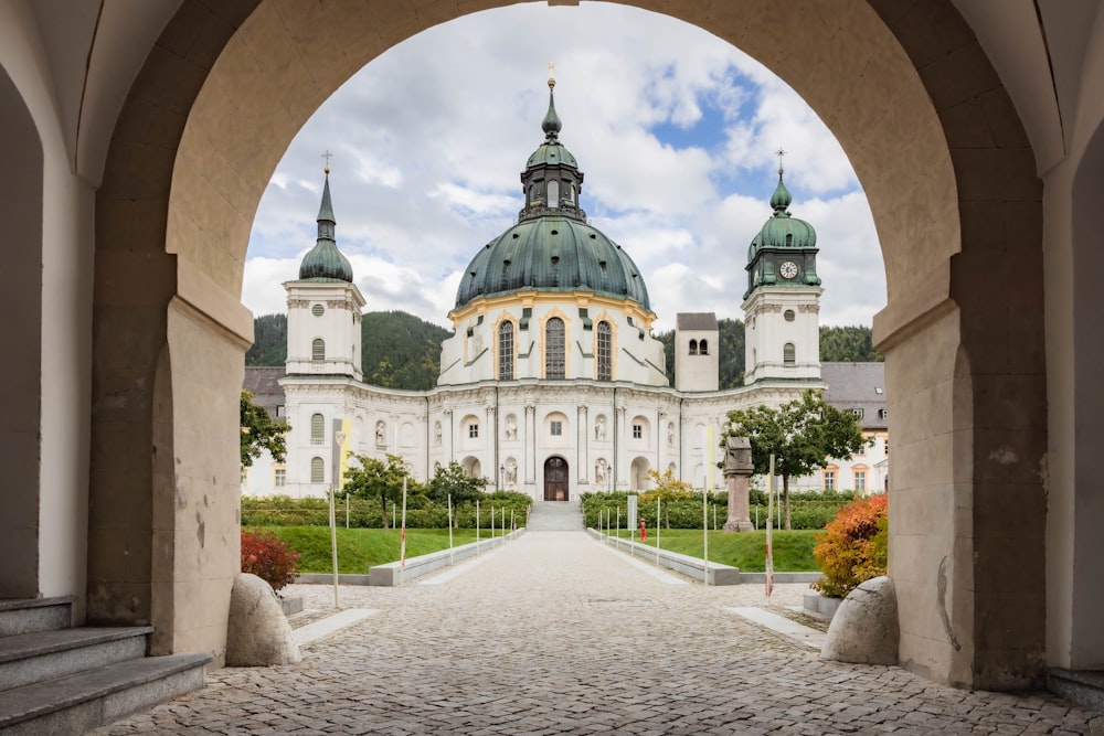 Ein großes weißes Gebäude mit einer Kuppel darauf