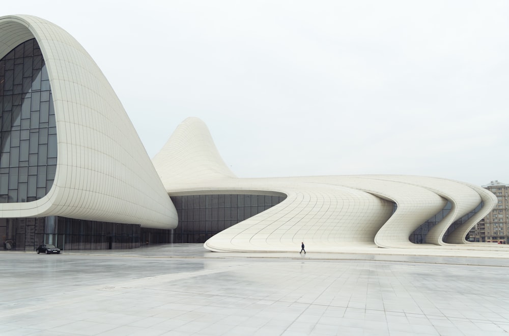 un gran edificio blanco con una persona de pie frente a él