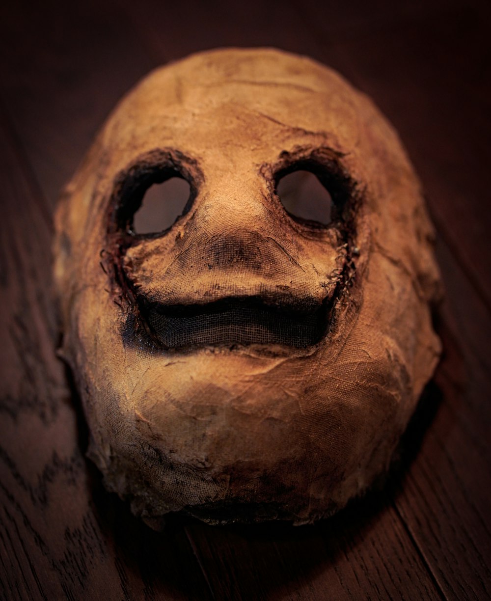 una cara espeluznante hecha de un pedazo de pan