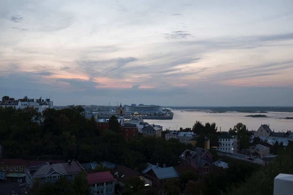 una vista di una città e di uno specchio d'acqua