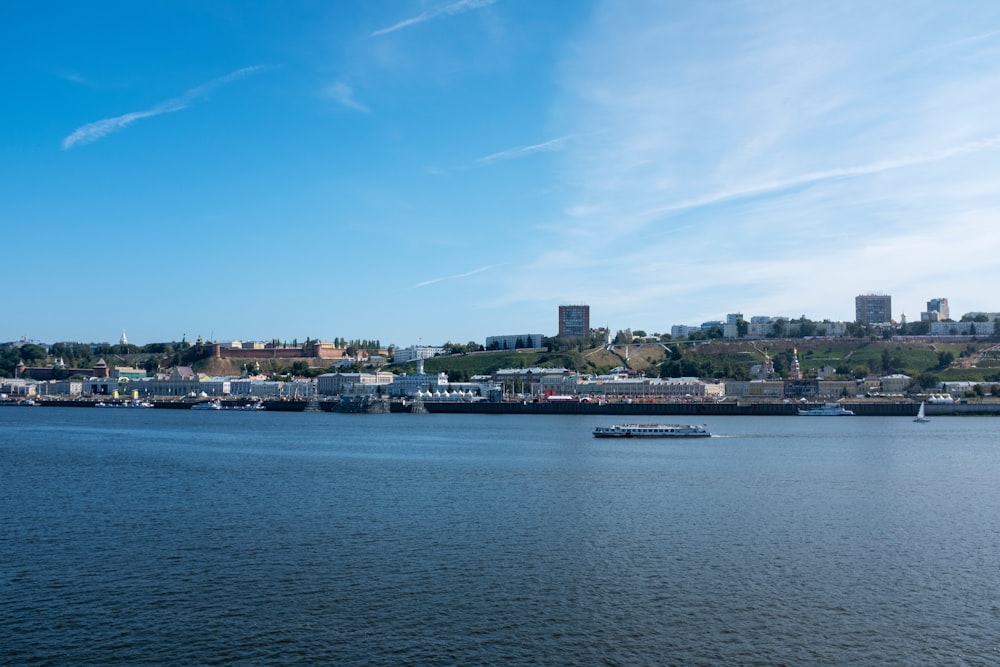 ein großes Gewässer mit einer Stadt im Hintergrund