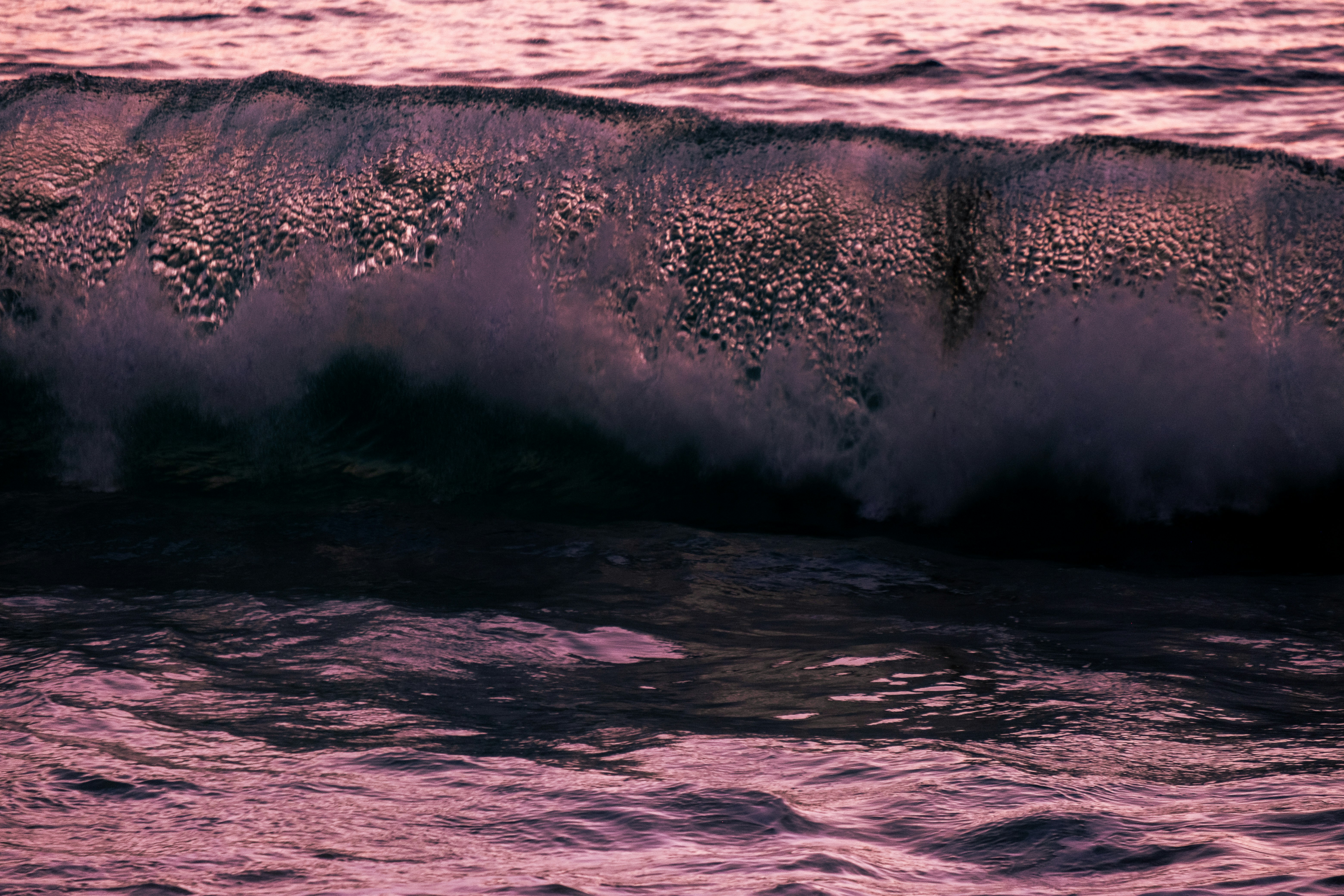 A large wave is coming in to the shore photo – Free 1000 steps beach ...