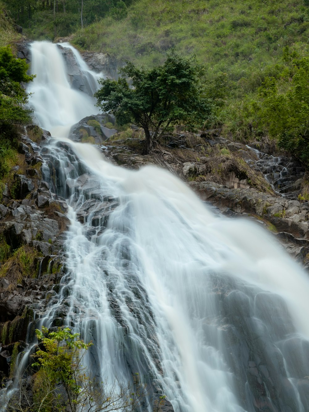 ein sehr hoher Wasserfall mit viel Wasser