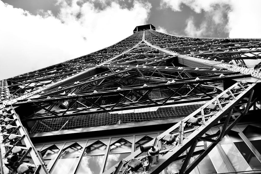 a black and white photo of the eiffel tower