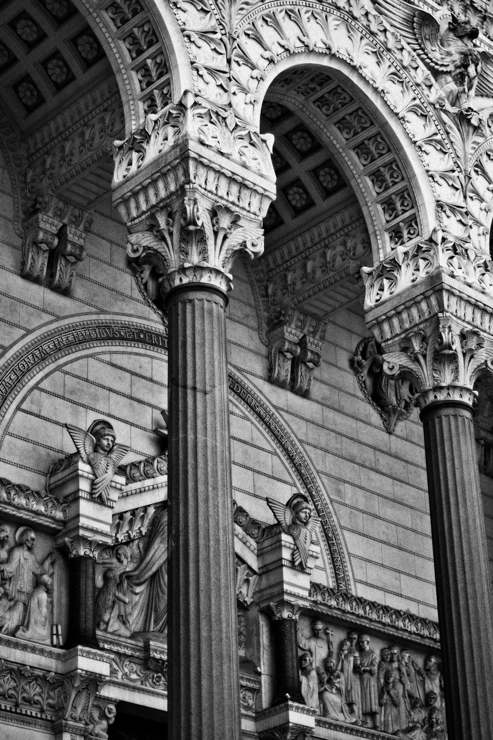 a black and white photo of a building