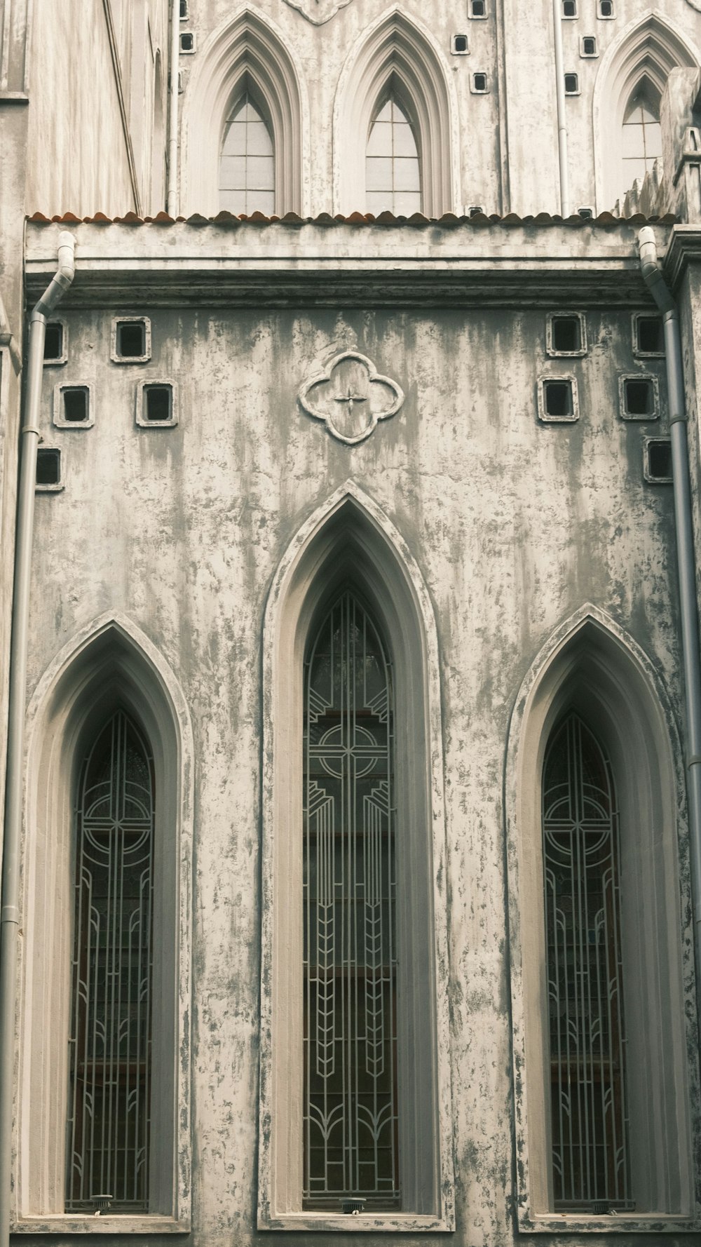 ein altes Gebäude mit zwei Fenstern und einer Uhr