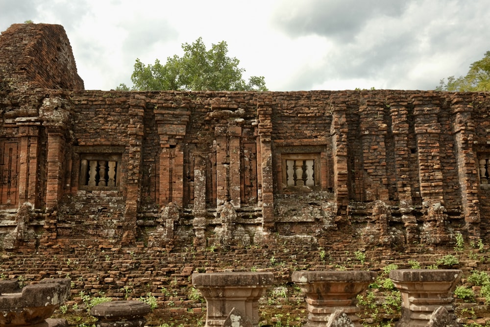 a very old building with a bunch of windows