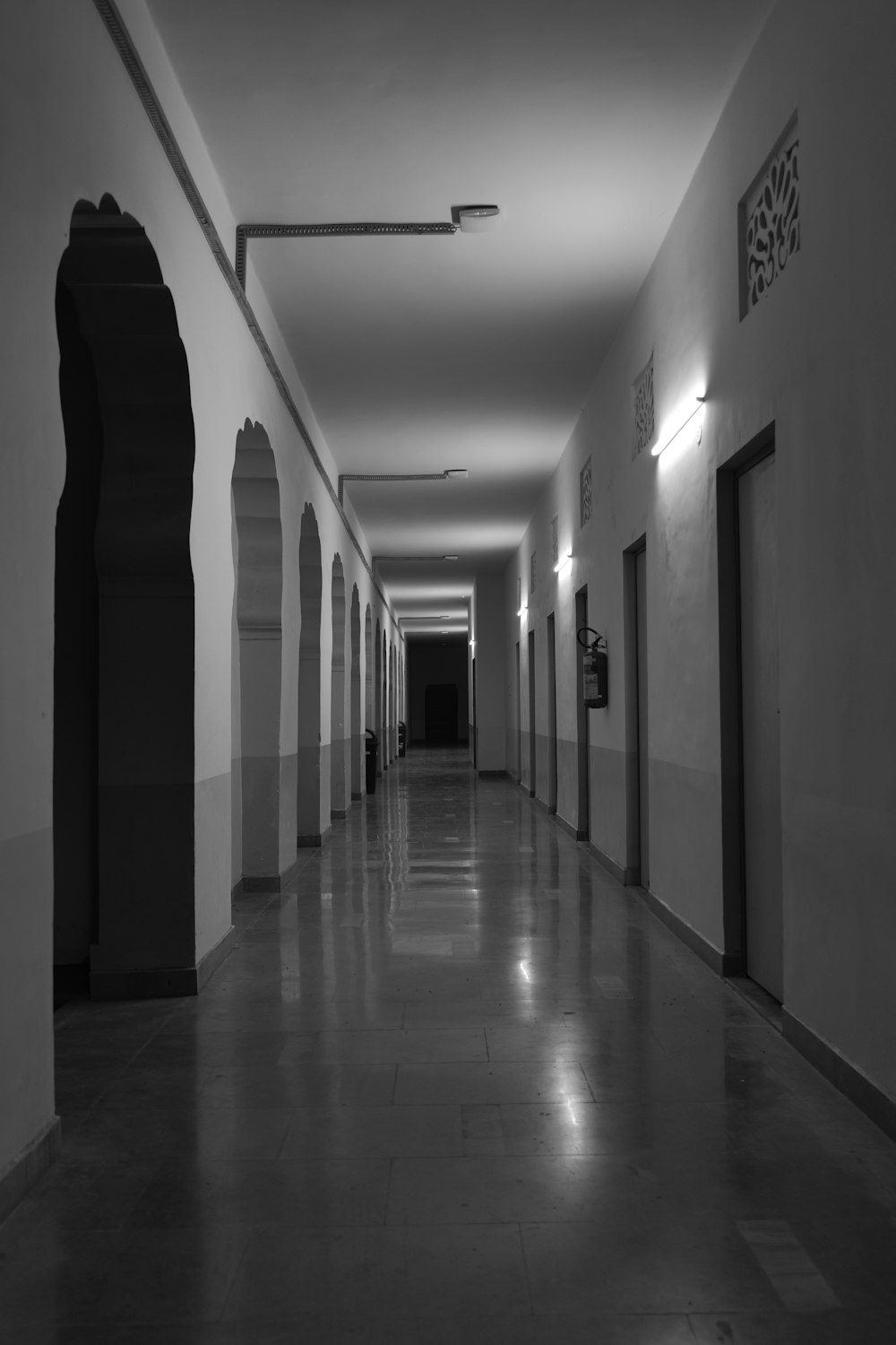 un long couloir avec une horloge au mur