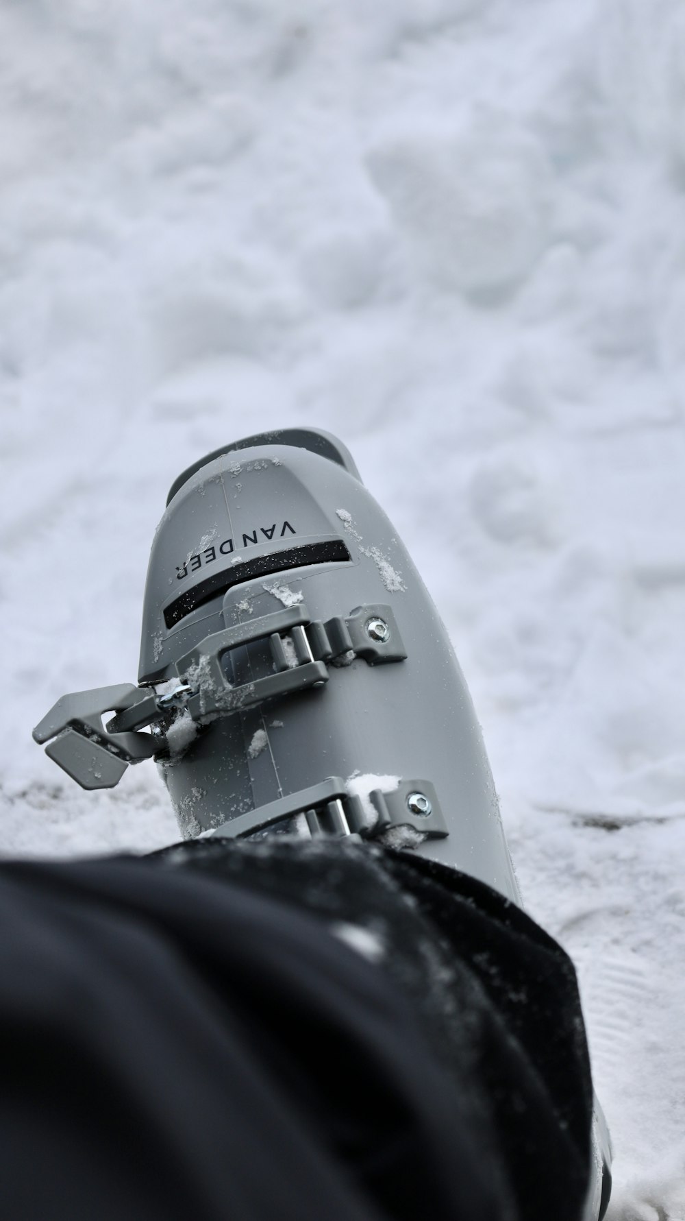 a close up of a person's skis in the snow