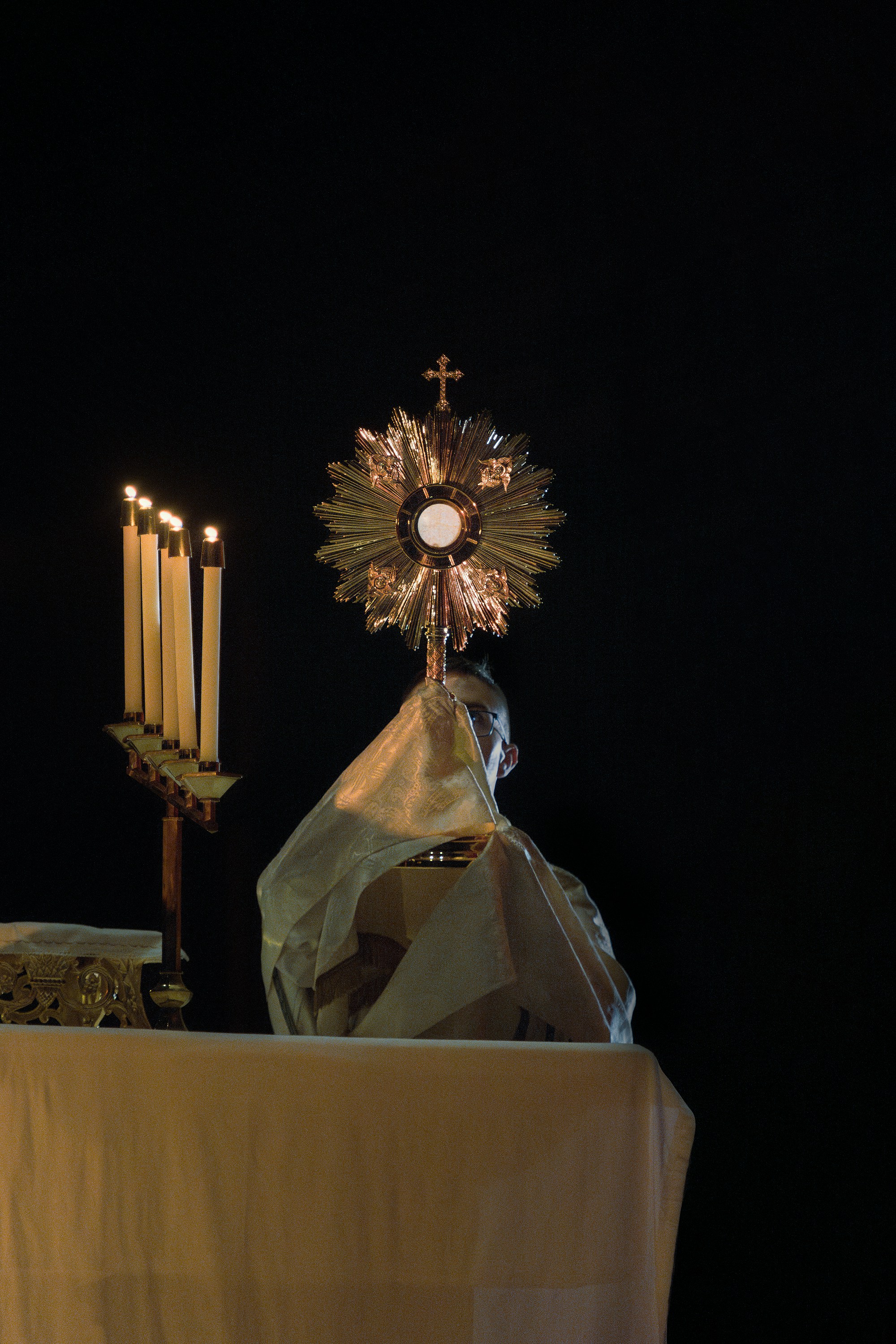 Medjugorje, Anniversario 2015: Adorazione Eucaristica (3) – Foto di  Sardegna Terra di Pace – Tutti i diritti riservati | Sardegna Terra di Pace, image size:3000x4500