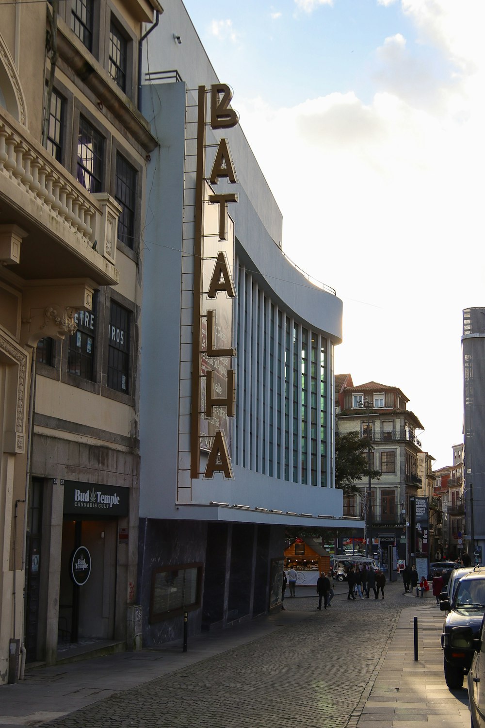 un bâtiment avec un panneau indiquant plaza