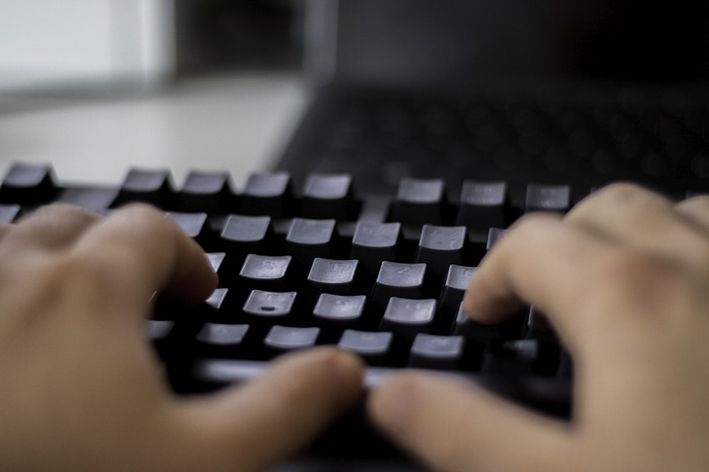 une personne qui tape sur un clavier d’ordinateur
