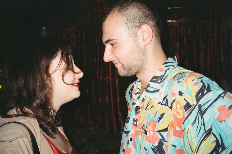 Pareja elegante en evento