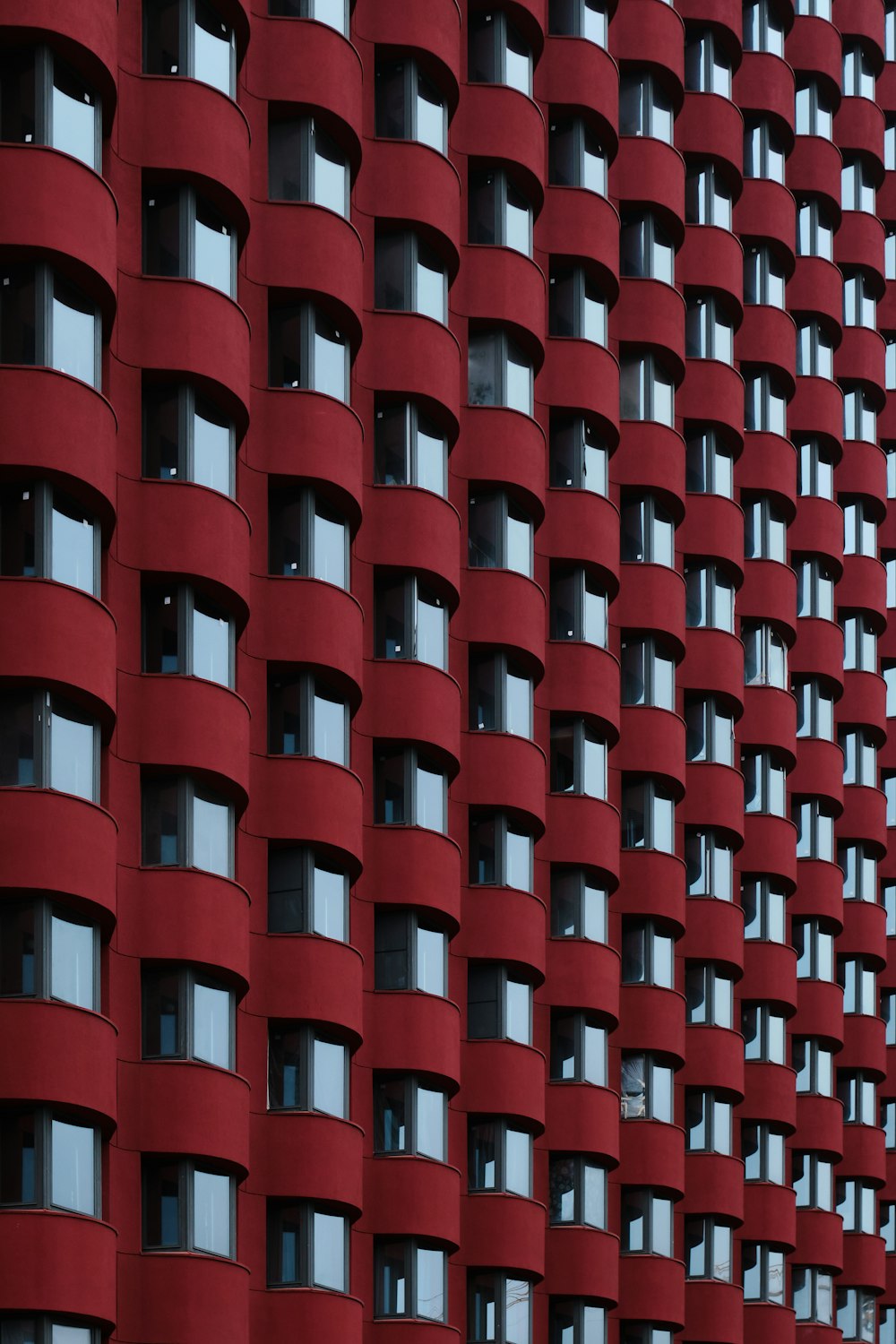 窓がたくさんあるとても背の高い赤い建物
