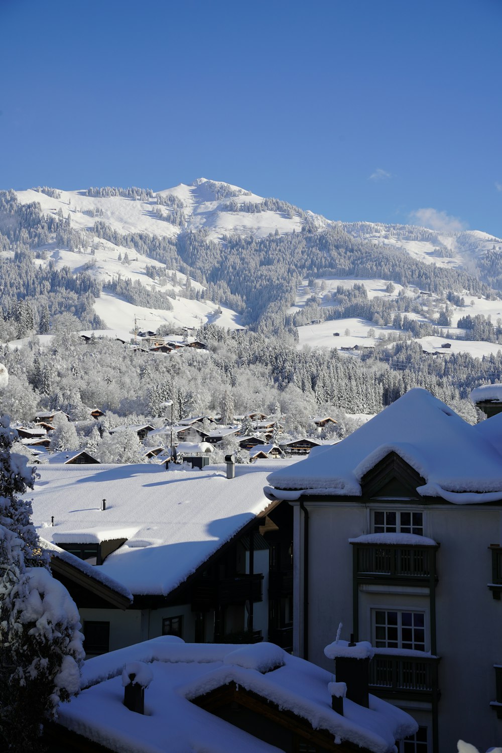 une vue sur une chaîne de montagnes enneigée