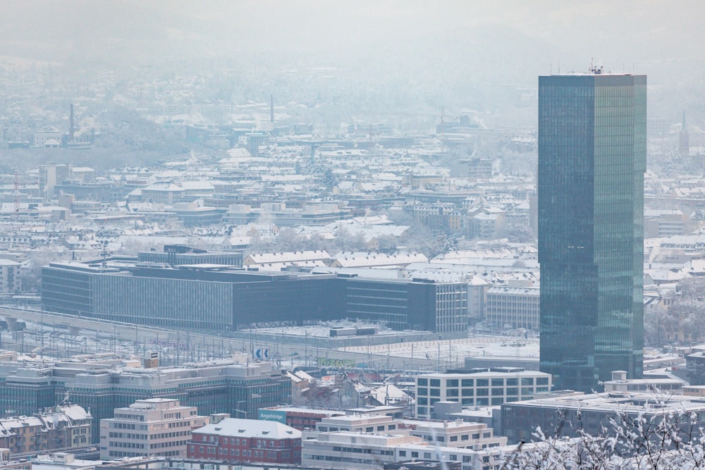 uma cidade com muitos edifícios altos cobertos de neve