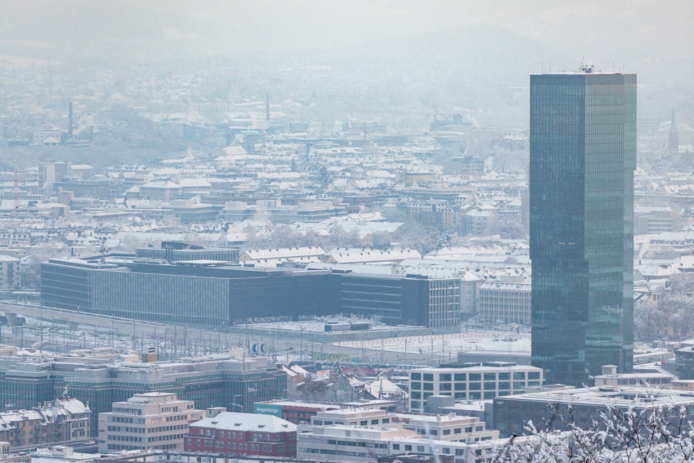 눈으로 뒤덮인 높은 건물이 많은 도시