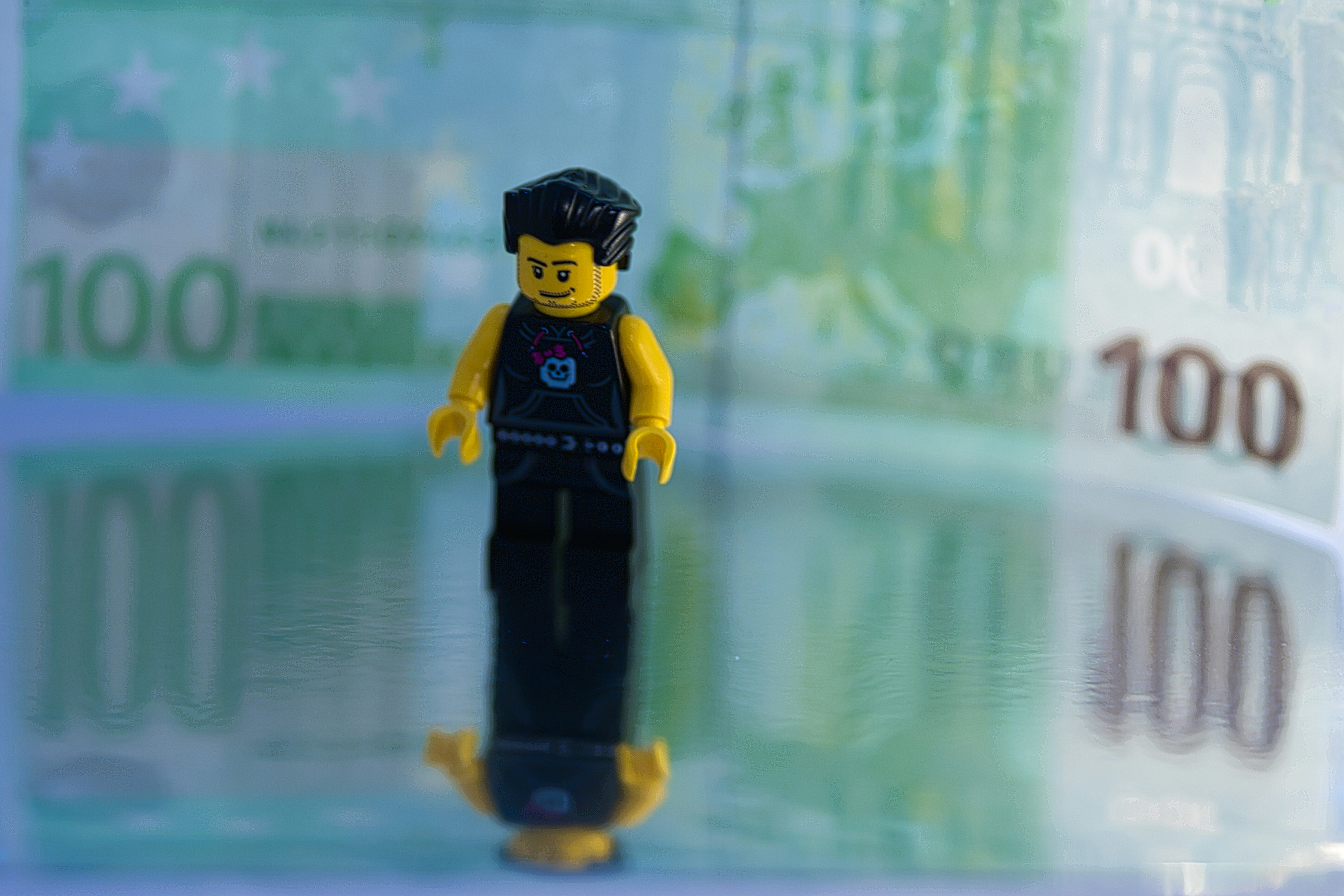 Um homem de Lego parado na frente de uma pilha de dinheiro