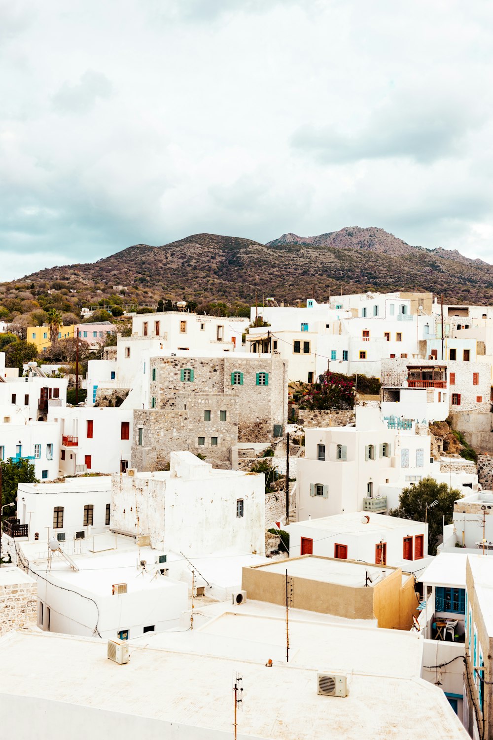 Una ciudad con edificios blancos y montañas al fondo