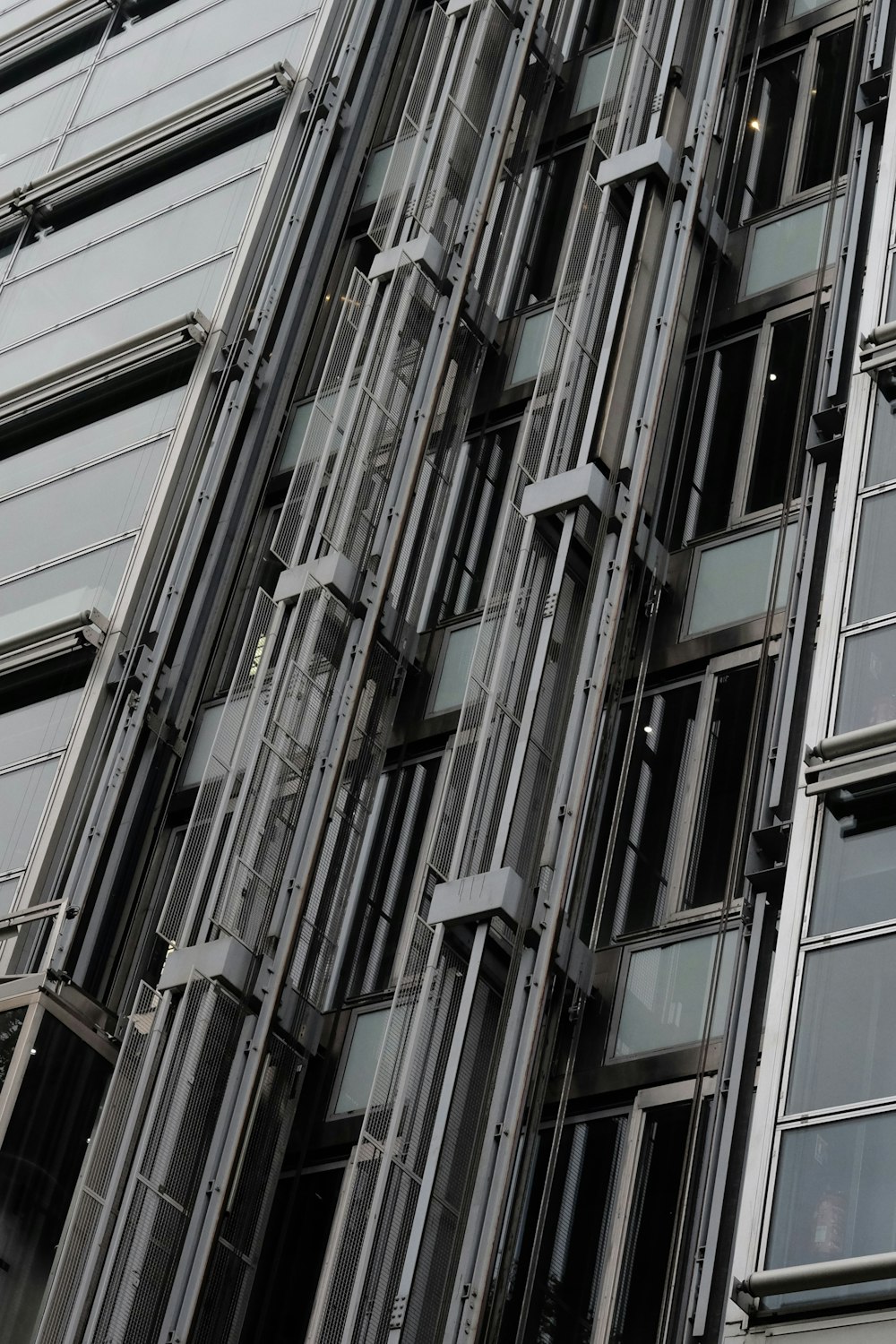 Un edificio muy alto con muchas ventanas