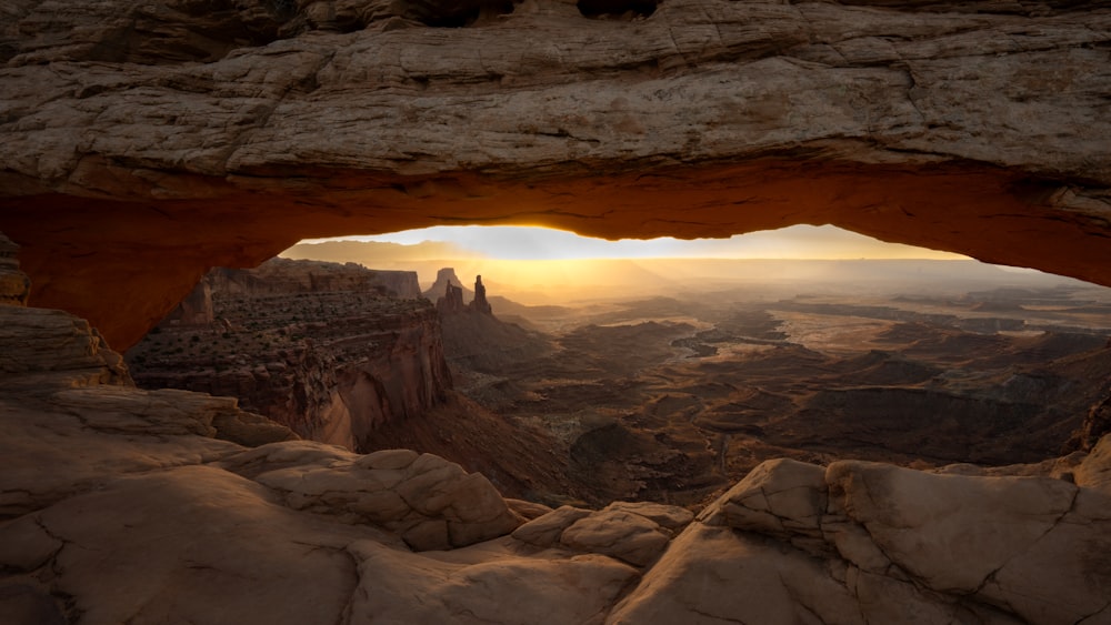 Una vista de un desierto desde una cueva