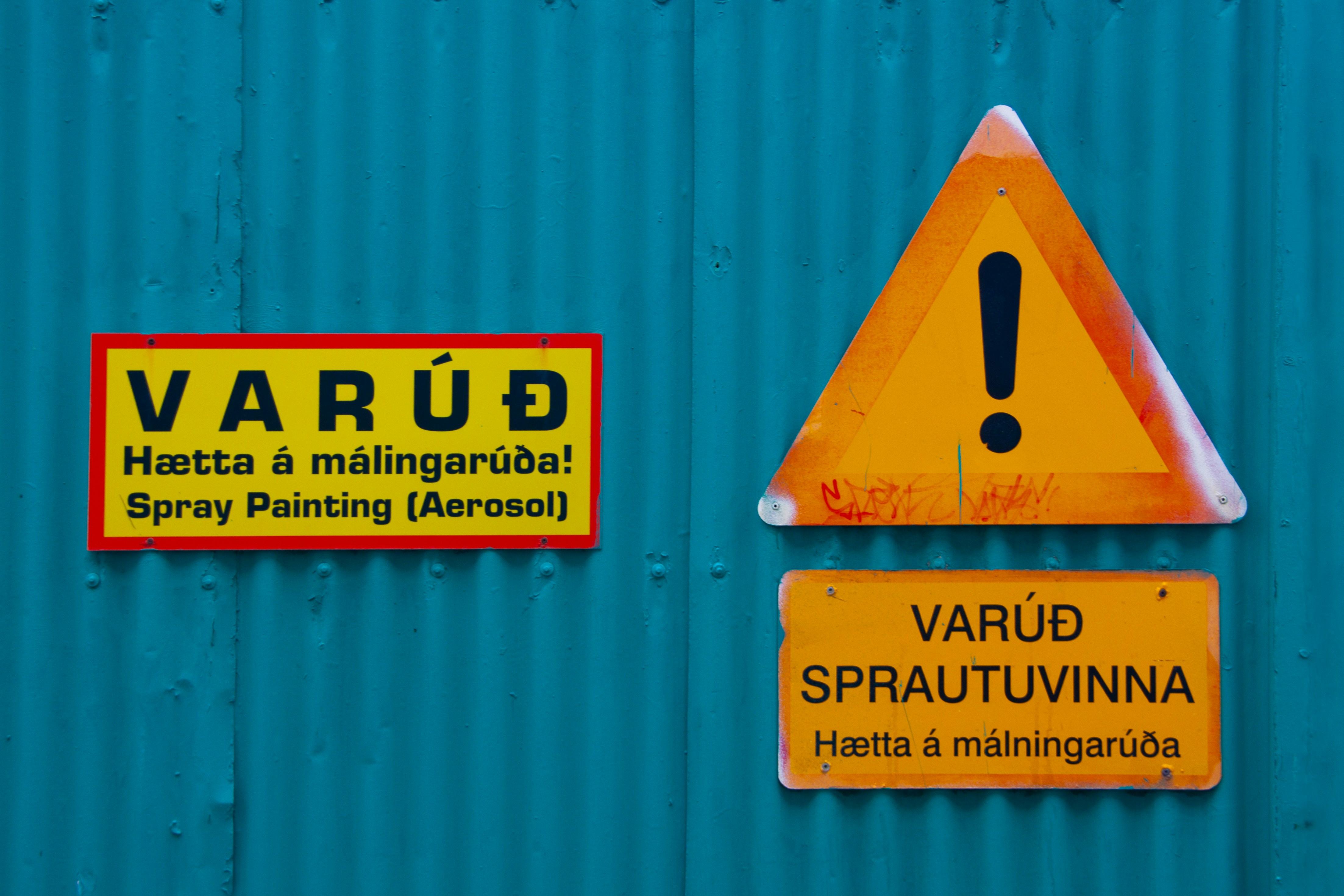 Zollbeamter prüft Frachtdokumente am Grenzübergang