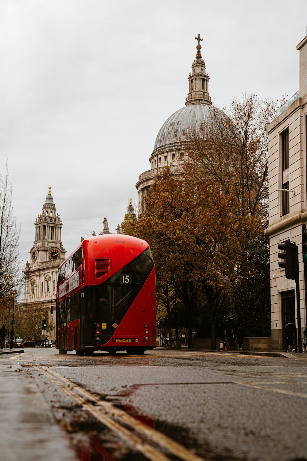 Un autobús rojo de dos pisos conduciendo por una calle