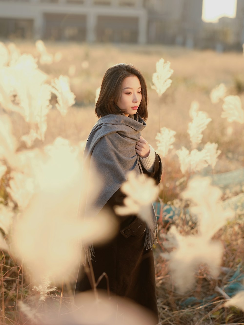 une femme debout dans un champ de fleurs