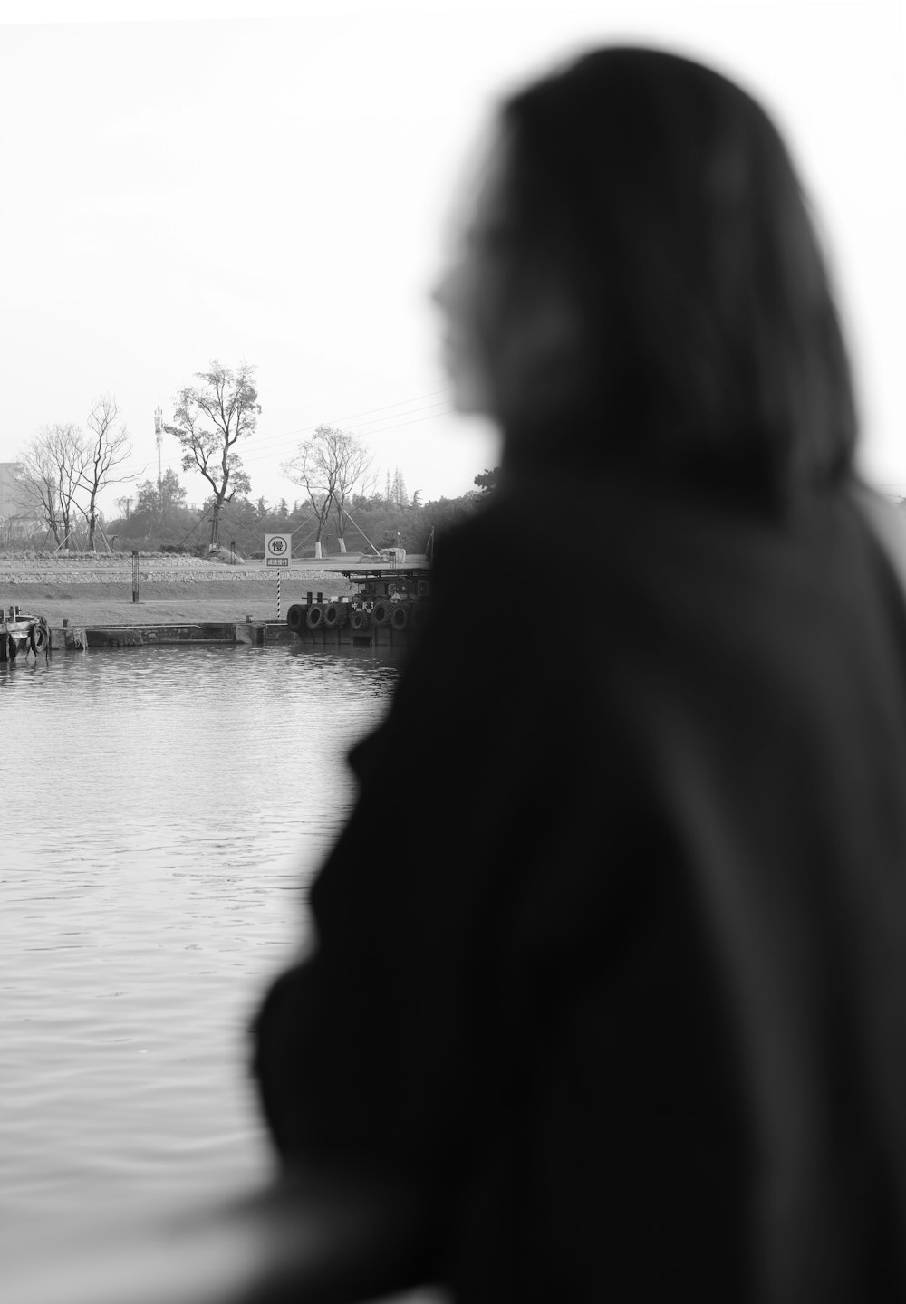 une femme regardant un plan d’eau