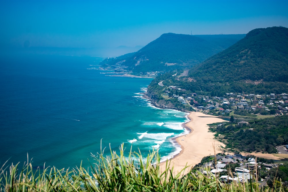 Una vista de una playa desde una colina